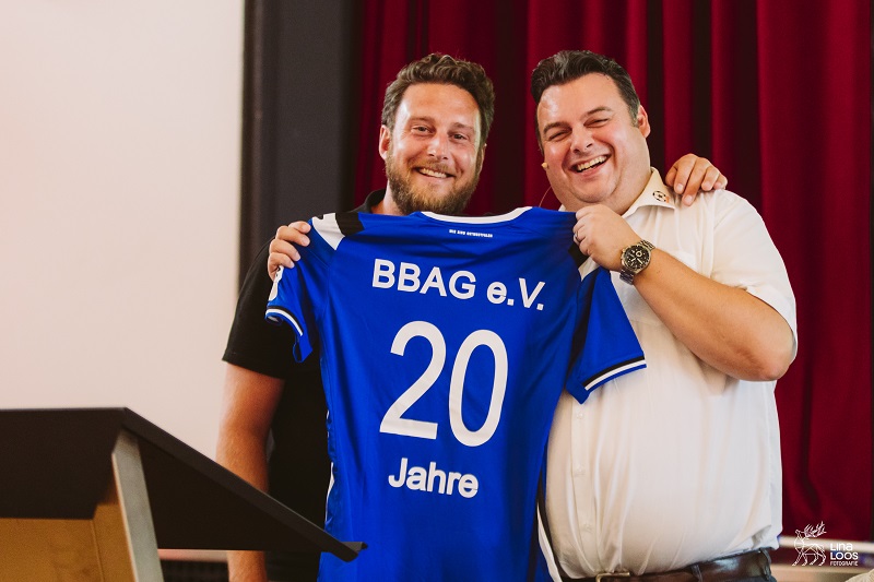 Arne Stramann von der DFL überreicht Alexander Friebel ein Trikot zum 20. Geburtstag der BBAG