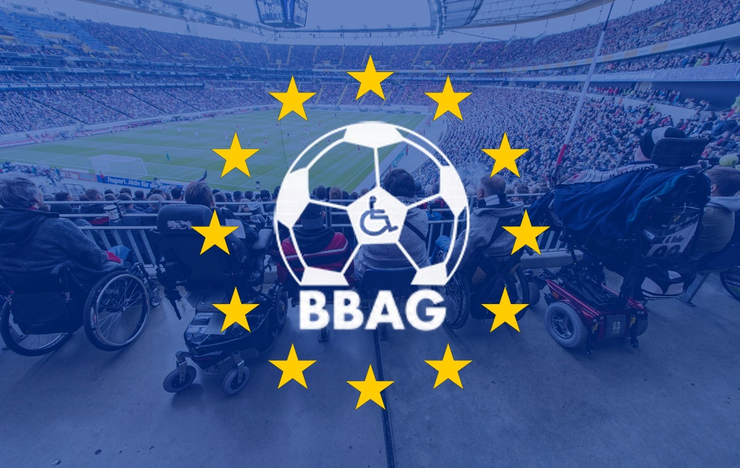 EU-Flagge mit weißem BBAG-Logo in der Mitte. Im Hintergrund der Blick von Fans mit Behinderung ins Frankfurter Waldstadion.