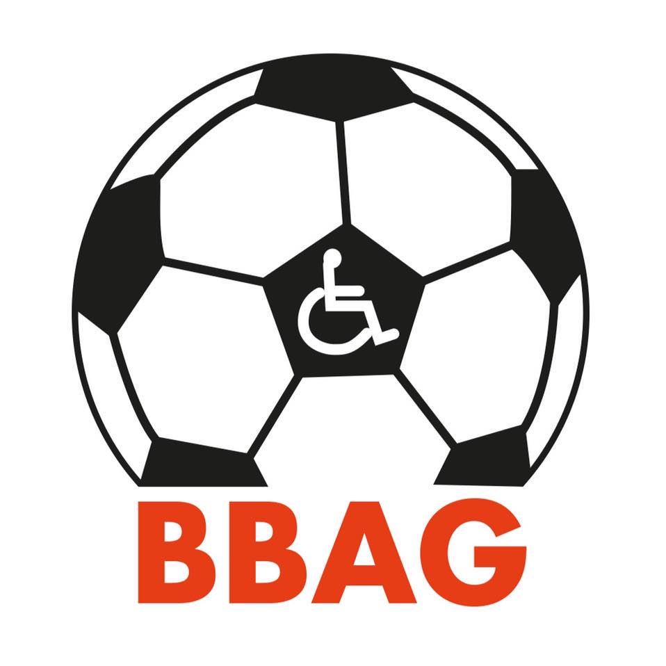 Das Logo der BBAG: Schwarz-Weißer Fußball mit Rollstuhlfahrer*in-Symbol und darunter ein BBAG-Schriftzug in Orange.