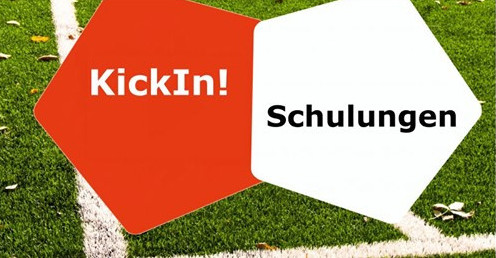 Grafik: Hintergrund Fußballrasen. Ecke, vorne links oranges Fünfeck mit Text KickIn!, rechts weißes Fünfeck mit Text Schulungen.
