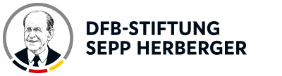 Das Logo der DFB-Stiftung Sepp Herberger: Links ein Bild von Sepp Herberger in einem Kreis mit schwarz-rot-goldener Verzierung. Daneben ein schwarzer Schriftzug mit dem Namen der Stiftung.
