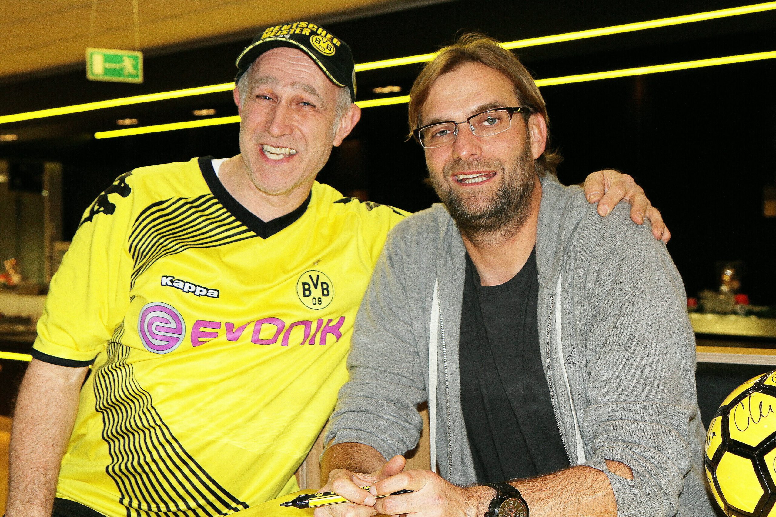 BBAG Mitglied Jürgen Schmidt und der ehemalige BVB Trainer Jürgen Klopp auf der BVB Fanclub Weihnachtsfeier.