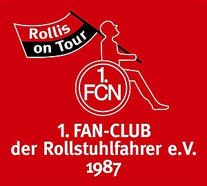 Logo des 1. FCN 1. Fanclub der Rollstuhlfahrer e.V. 1987: Umriss eines Menschen im Rollstuhl. Hebt eine Flagge mit Aufschrift 