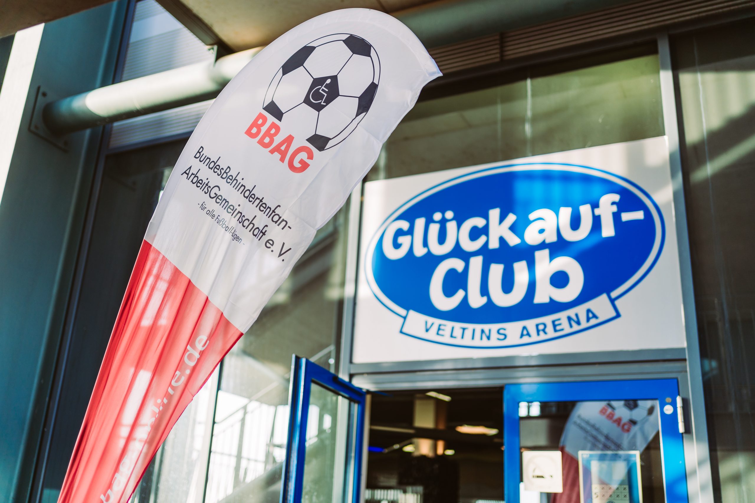 Fahne der BBAG vor dem Schalker Glückauf-Club
