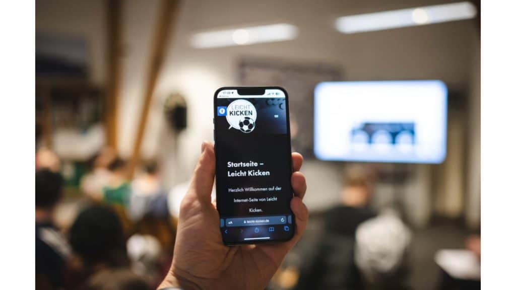 Ein Foto von einem Handy, auf dem die Startseite von Leicht Kicken im Internet zu sehen ist.