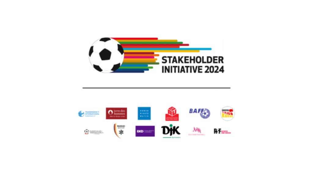 Logo der Steakholder Initiative. Ein Fussball mit vielen bunten Streifen nach rechts abgehend und dem Schriftzug Steakholder Initiative. Darunter Logos der Beteiligten.