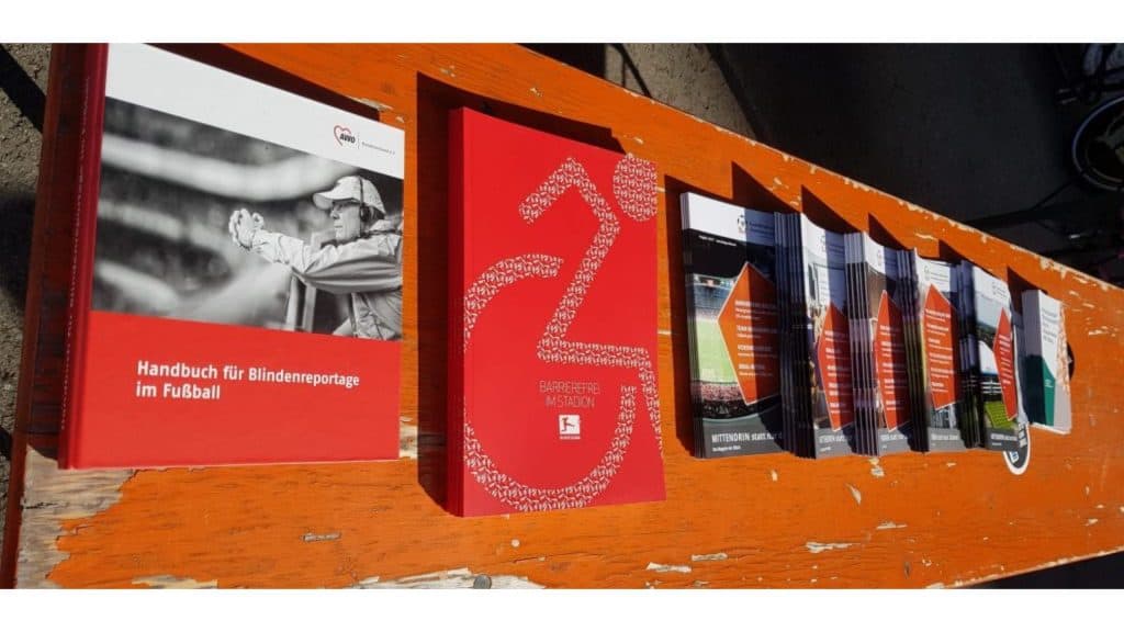 Foto auf dem viele BBAG Magazine und Fachbücher nebeneinander auf dem Tisch liegen